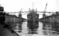 L'USS Audubon sur le ABSD-5 en août 1945.
