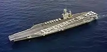 Vue aérienne du navire. L'équipage est disposé de manière à écrire EVERETT '96 sur le pont du navire.