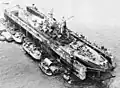 Le USS&nbsp;Iowa en réparation à la base navale de Manus le 28 décembre 1944