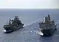 Frankfurt am Main avec le vaisseau américain USS&nbsp;Mesa Verde&nbsp;(LPD-19)