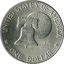 Gravure d'une pièce représentant la Liberty Bell surimposée à la Lune
