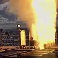 Un missile SM-3 expérimental est lancé depuis le Mk.41 de l'USS Lake Erie. Les trappes de lancement et d'évacuation des gaz sont ouvertes.