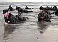 SEAL à plat ventre dans l'eau sur la plage de la NAB Coronado