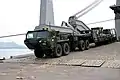 HEMTT LVS débarquant d'un bateau militaire de débarquement.