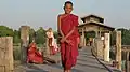 Des moine bouddhiste qui rient sur le Pont U Bein à Amarapura, Mandalay, au Myanmar.