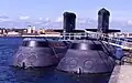 Les HMS Neptun et HMS Najad à Karlskrona, Suède, en 2003.