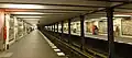 Les deux quais latéraux de la station. On peut passer de l'un à l'autre quai par un tunnel sous les voies du côté est.