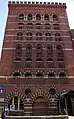 Le Granary de Bristol est un exemple du Bristol Byzantine, style éclectique propre à la ville durant le XIXe&nbsp;siècle également à la croisée du néo-byzantin et du néo-mauresque.