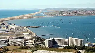 Une partie du port et de l'aéroport.