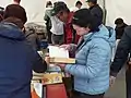 Des lecteurs examinant des livres.