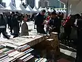 Des lecteurs examinant des livres.