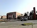 Piazza Zanella, Vigonza : sur la tour cylindrique se dresse la devise "C'est la charrue qui trace le sillon mais c'est l'épée qui le défend"