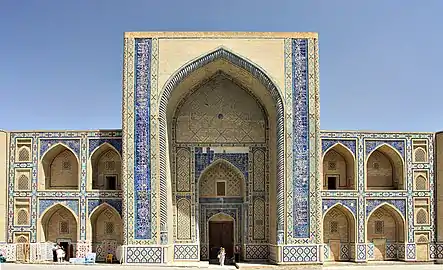 Vue extérieure de la médersa d'Ulugh Beg.