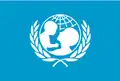 Globe terrestre stylisé oblique sur lequel est apposé une femme soulevant un enfant, le tout entouré de branches d'olivier