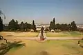 La statue à son ancien emplacement face aux jardins