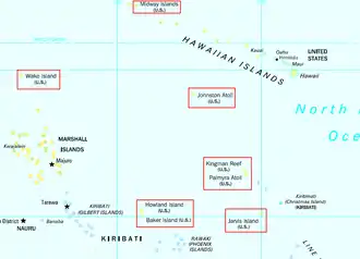 Carte d'une partie de l'océan Pacifique entourant dans différents rectangles rouges les îles mineures éloignées des États-Unis avec dans la partie supérieure droite les îles hawaïennes.