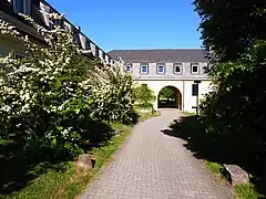 Vue sur l'entrée du château.
