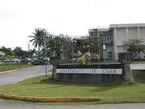 Pierres de latte décoratives devant l'université de Guam.