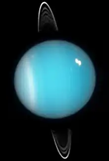 Uranus en 2005. Les anneaux, le col sud et un nuage brillant dans l'hémisphère nord sont visibles.