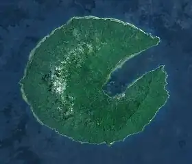 Photographie satellite d’Ureparapara. Son cratère volcanique dissymétrique est égueulé par l'érosion marine, la mer y pénétrant par le Nord-Est