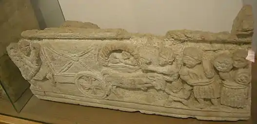 Paroi de tombeau étrusque en tuf volcanique, sculptée par technique dite de bas-relief, , nécropole de « Velathri ».