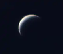 Image en noire et blanc de Vénus, ses côtés étant flous à cause de son atmosphère. Elle apparaît comme un croissant.
