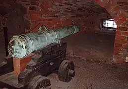 Une canonnière avec un canon du XVIIe&nbsp;siècle.