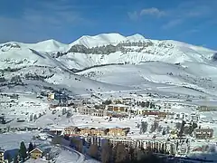 Vue du sud-ouest avec le massif du Mont-Mounier (2&nbsp;817&nbsp;mètres)