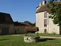 La cour d'honneur avec le puits et la tour de l'escalier.