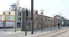La station Saint-Waast garde le souvenir de l'ancienne ligne de Somain à Péruwelz, avec cet ancien signal et le mur d'une halle à marchandises.