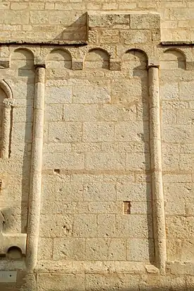 Colonnes engagées.