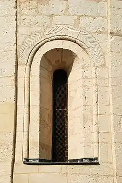 La fenêtre absidialeet son décor ciselé.