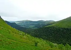 Vue de la vallée du Mars depuis la route départementale 17, sous le col de Redondet, en direction du nord.