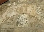 Voussoir et pierre avec christogramme au-dessus du portail