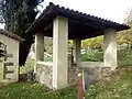 Conjurador au pied de l'église Sant Julià de Vallfogona de Ripollès, Catalogne, Espagne.