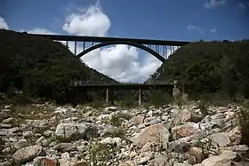 Le pont Van Stadens, avec le vieux pont sur la R102 au premier plan.