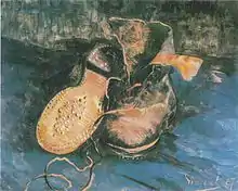 Sur un fond bleu sale, une paire de vieux souliers en cuir usagées. L'une est renversée l'autre est ouverte, un lacé traine.