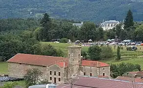 À Gerlande, une ancienne ferme forte et un château XIXe&nbsp;siècle.