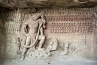 Haut-relief de Varâha, avatar de Vishnou, ramenant la déesse Terre du fond de l'océan après avoir vaincu le démon Hiranyaksha, grottes d'Udayagiri, début du Ve&nbsp;siècle.