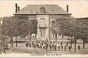 La place de la mairie vers 1910.