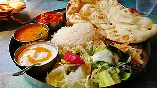 Uttar Pradeshi thali with naan, dal , Raïta, et Panir.
