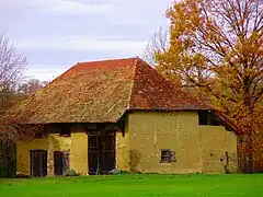 Grange en pisé aux Planchettes (Velanne)