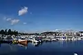 Le port. Au fond, des immeubles de  Maljalahti et la tour de Puijo.