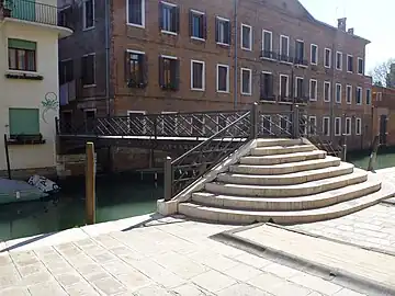 Ponte dei Guardiani reliant le fondamenta dei Cereri à la Calle dei Guardiani