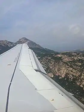 Préparation pour un atterrissage en piste 36 sur l'aéroport de Calvi-Sainte-Catherine avec le Capu di a Veta dans le prolongement de l'aile.