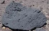 Ventifact à Ventifact Ridge dans la Vallée de la Mort (Mayer, 2003).