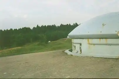 La tourelle pour deux canons de 75&nbsp;mm, en position de batterie (elle peut s'éclipser).