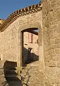 Accès au presbytère par une calade.