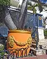 Jardinières orange et or à l'extérieur de la villa