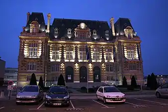 L'hôtel de ville de nuit.